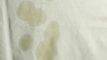 This bizarre kitchen ingredient eliminates stubborn grease stains better than expensive detergents