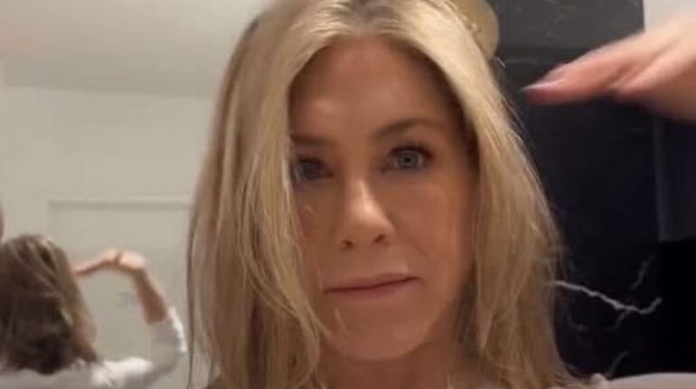 Jennifer Aniston 15-15-15 workout Jennifer Aniston beach picture Jennifer Aniston bikini photo Jennifer Aniston diet beauty Jennifer Aniston fitness routine Jennifer Aniston wellness lifestyle 