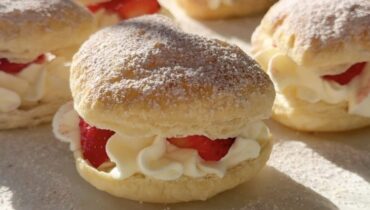 Strawberry Cream Puffs – Quick & Easy 6-Ingredient Dessert