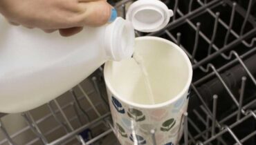 cloudy dishes dishwasher tips distilled vinegar DIY Cleaning hard water stains Household hacks how to clean dishes spotless dishes vinegar cleaning water softener 