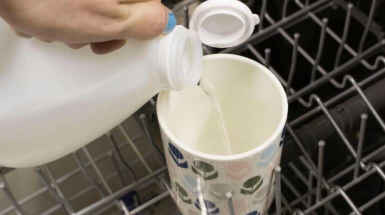 Say Goodbye to Cloudy Dishes, Clean Glasses Every Time, Easy Dishwasher Hacks! cloudy dishes dishwasher tips distilled vinegar DIY Cleaning hard water stains Household hacks how to clean dishes spotless dishes vinegar cleaning water softener