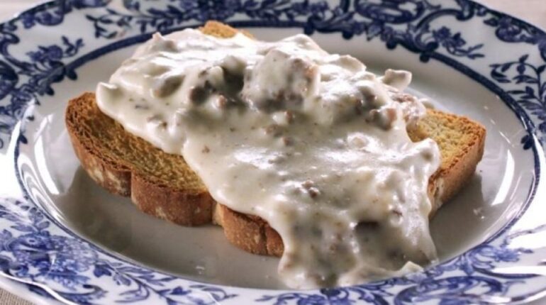 chipped beef on toast classic comfort food creamed chipped beef recipe creamy white sauce easy breakfast ideas family favorites homemade comfort food military recipes nostalgic recipes Southern recipes 