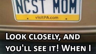 This “Normal” License Plate Has a Hilarious Secret When Flipped — And It Went Viral This “Normal” License Plate Has a Hilarious Secret When Flipped — And It Went Viral