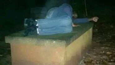 This man slept on his mother’s grave every day, never leaving her side. People couldn’t believe it.