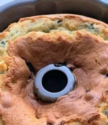 Blueberry Sour Cream Coffee Cake Recipe – Moist & Flavorful Dessert