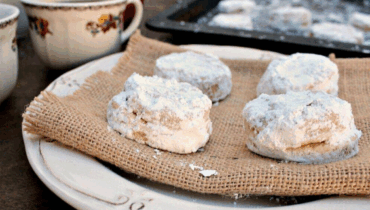 Spanish Snowball Cookies (Nevaditos) – Flaky, Buttery & Perfect for Christmas!