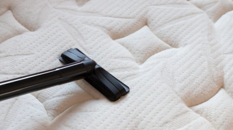 allergy prevention baking soda cleaning bedding hygiene fresh pillows healthy sleep lavender essential oil machine-wash pillows natural cleaning tips pillow cleaning remove yellow stains 