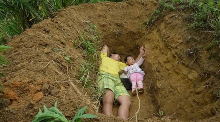 congenital anemia China emotional viral photo father digs grave daughter Neijiang Sichuan tragedy online community support parental sacrifice stem cell transplant costs touching family story viral Chinese social media Zhang Liyong story 