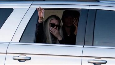 Erika Kirk’s Heartbreaking Moment of Strength as She Acknowledges Supporters After Husband Charlie Kirk’s Passing Erika Kirk’s Heartbreaking Moment of Strength as She Acknowledges Supporters After Husband Charlie Kirk’s Passing