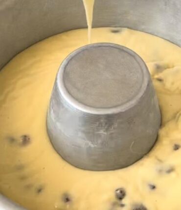 Moist Vanilla Yogurt Cake: How Coconut Flour Creates the Perfect Tender Texture in 15 Minutes