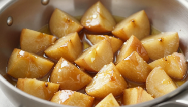 Foie gras and caramelized apple: the two-mold technique for perfect individual tatins Foie gras and caramelized apple: the two-mold technique for perfect individual tatins