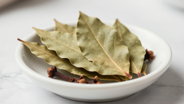 Bay leaves and cloves: how these two common spices polish enamel and reduce tooth stains