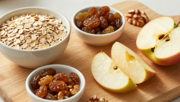 Gluten-free apple-raisin oat bars: the complete recipe with express soaking of dried fruits