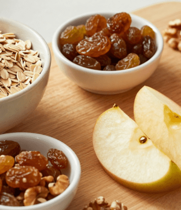 Gluten-free apple-raisin oat bars: the complete recipe with express soaking of dried fruits