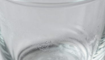 White patina on glasses: baking soda and two other solutions to give them back all their brilliance