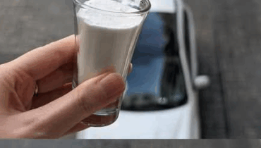 This Driver’s Trick With a Cup of Salt — What It Does to Your Car Will Surprise You This Driver’s Trick With a Cup of Salt — What It Does to Your Car Will Surprise You