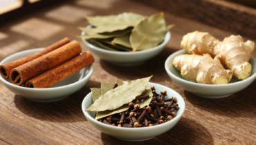 Cinnamon, bay leaf, ginger, and cloves: the traditional herbal tea recommended by a Chinese doctor to support the well-being of seniors