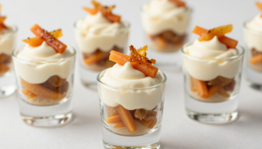 Fresh goat cheese verrines with candied carrots: the sweet-savory recipe that reinvents the aperitif in 30 minutes Fresh goat cheese verrines with candied carrots: the sweet-savory recipe that reinvents the aperitif in 30 minutes