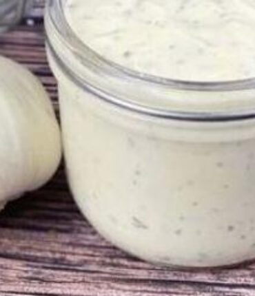 Grandma’s 3-Minute Garlic Sauce: 12 Cloves, Sour Cream and Fresh Chives for Versatile Everyday Cooking
