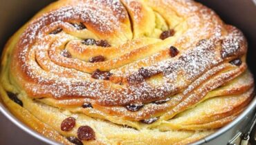 Easter Cruffin Cake: How this European pastry tradition combines croissant flakiness with muffin softness in one spiral-shaped dessert Easter Cruffin Cake: How this European pastry tradition combines croissant flakiness with muffin softness in one spiral-shaped dessert