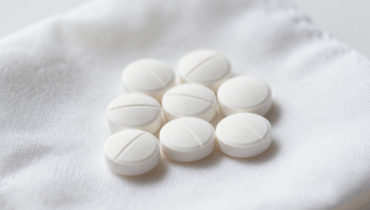 Aspirin in the washing machine: how this acid dissolves sweat stains without damaging your white fabrics