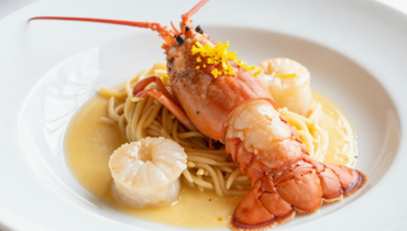 Lobster with garlic butter and scallops: the technique for restaurant-style cooking at home