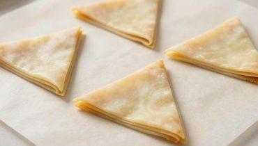 Oriental crisps: this triangle folding technique guarantees a perfectly golden and crispy result