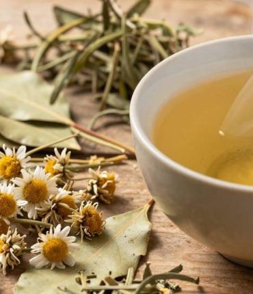 Chamomile, laurel, and circulatory plant infusion: how this daily routine helped restore energy and lightness without replacing medical follow-up