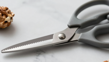 Kitchen scissors: the serrated part cracks nuts and opens shellfish