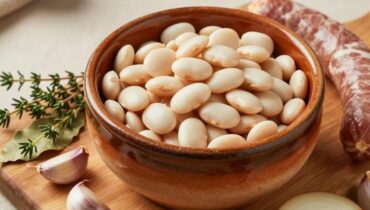 Homemade rustic cassoulet: the complete recipe in 4 steps with white beans, sausages, and pork belly