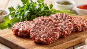 Beef kefta in tomato sauce: the technique of golden oval patties for a melting result