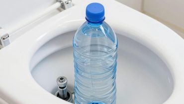 Water saving and continuous cleanliness: how a pierced bottle in the cistern keeps your toilet clean automatically