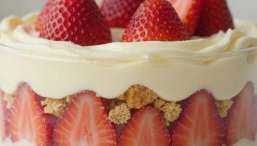 Strawberry-biscuit pudding: the quick recipe that reconciles indulgence and lightness