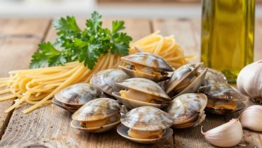 Spaghetti with clams: why the Neapolitan white sauce version surpasses the classic red recipe