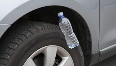 Plastic bottle on your tire: the new technique thieves use to force you out of your car