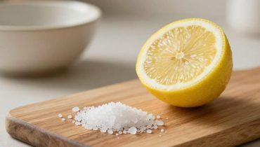 Lemon and salt: the 3 validated daily uses for digestion, skin, and home maintenance