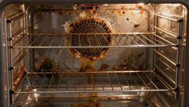 Oven cleaning: how a dishwasher tablet dissolves stubborn grease effortlessly