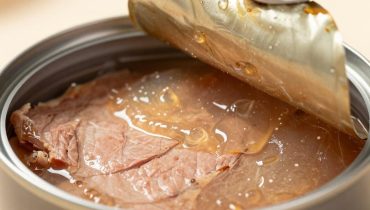 Canned Spam: the transparent jelly is normal and here is why it preserves the meat