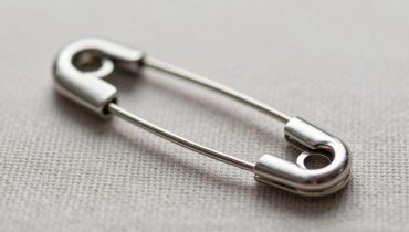 Safety pins: this little-known small hole is used to stabilize delicate fabrics and prevent loss