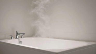 Hot baths after 70: why morning and evening increase the risk of falls