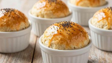 Poppy seed brioche buns: the ramekin technique for a perfectly soft crumb