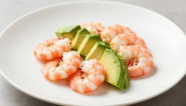 Shrimp-avocado salad: the creamy Greek yogurt sauce that changes everything