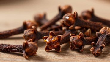 Cloves: how 1 to 2 per day regulate blood sugar, protect the liver, and reduce LDL cholesterol Cloves: how 1 to 2 per day regulate blood sugar, protect the liver, and reduce LDL cholesterol