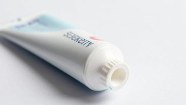 Toothpaste: what the color of the strip on your tube really reveals