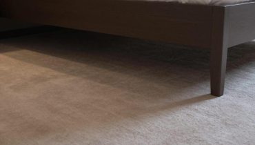 Hotel security: why experienced travelers place a water bottle under the bed to detect intruders