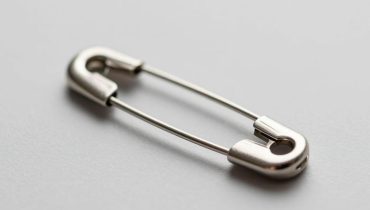 Safety pin: this small hole near the clasp stabilizes the fabric and prevents it from turning