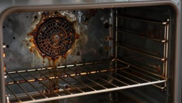 Oven cleaning: the trick to eliminate burnt-on grease effortlessly