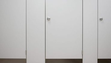 Public toilets: why the doors never touch the floor (and it’s a matter of safety)