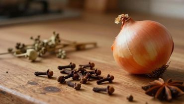 Studded onion: why this ancestral culinary technique is also revolutionizing health and daily life