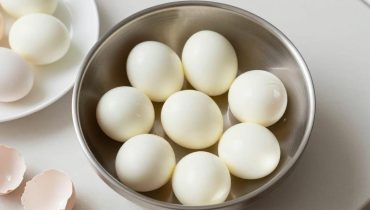 Hard-boiled eggs: why using week-old eggs makes peeling easier (and the baking soda trick)